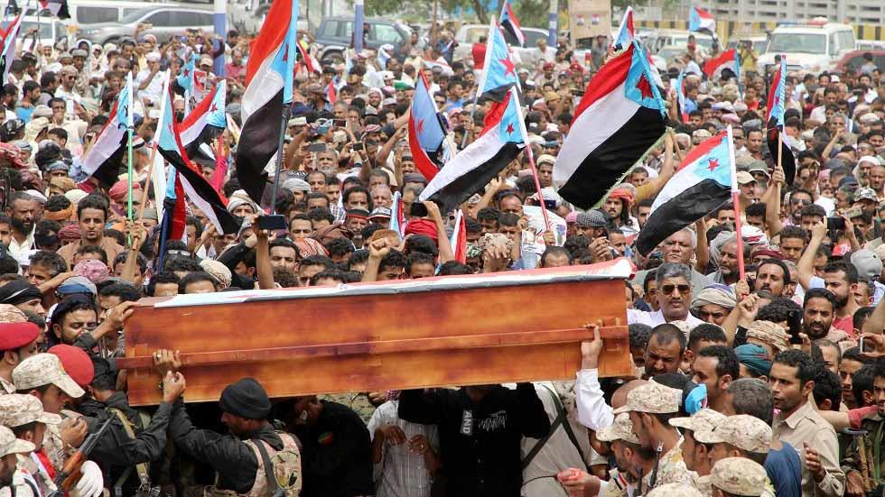 جانب من تشييع جنازة ضحايا تفجير الخميس الدامي في ع