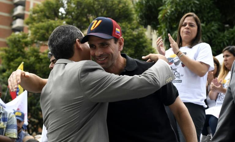 المعارض الفنزويلي خوان غوايدو يعانق الحاكم السابق 