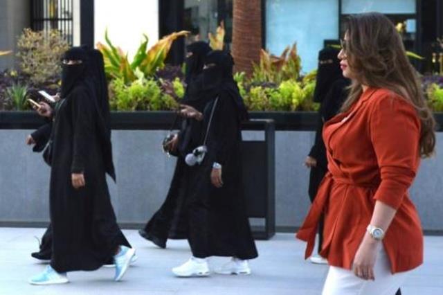 السعودية مشاعل الجلود تسير الى جانب نساء يرتدين ال