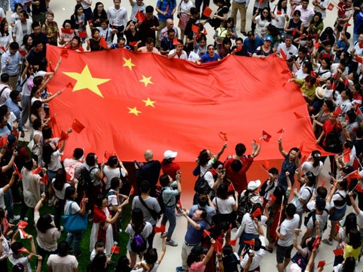 متظاهرون موالون لبكين داخل مجمع تجاري في هونغ كونغ