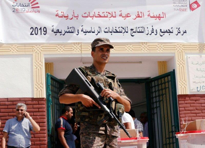 قوات الأمن أمام لجان الانتخابات الرئاسية في تونس