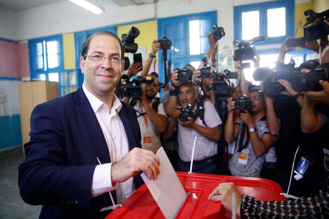 يوسف الشاهد يدلي بصوته في الانتخابات الرئاسية بتون