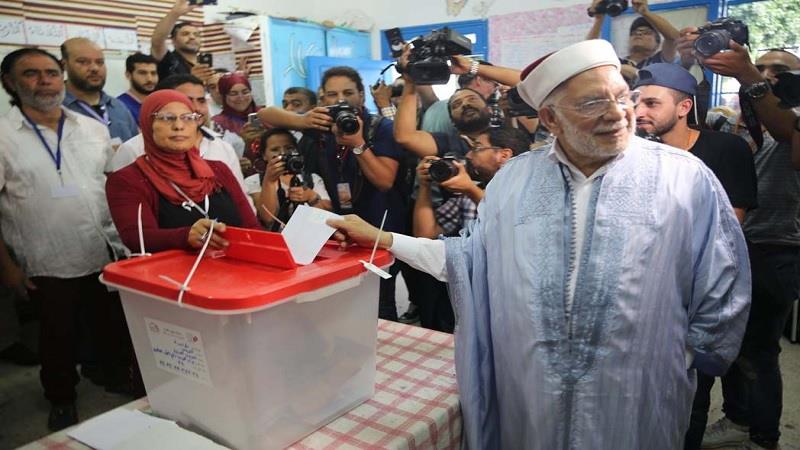 المترشح عبد الفتاح مورو يُشارك في عملية الاقتراع