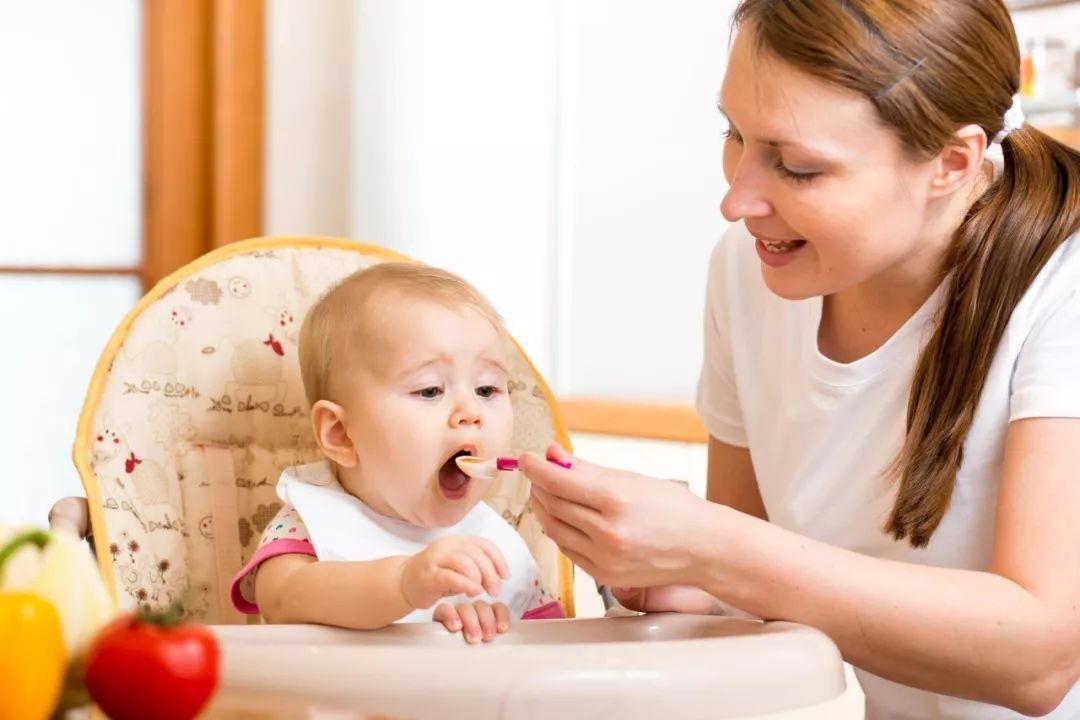 عسل النحل يهدد طفلك بالتسمم.. إليكِ العمر المناسب 