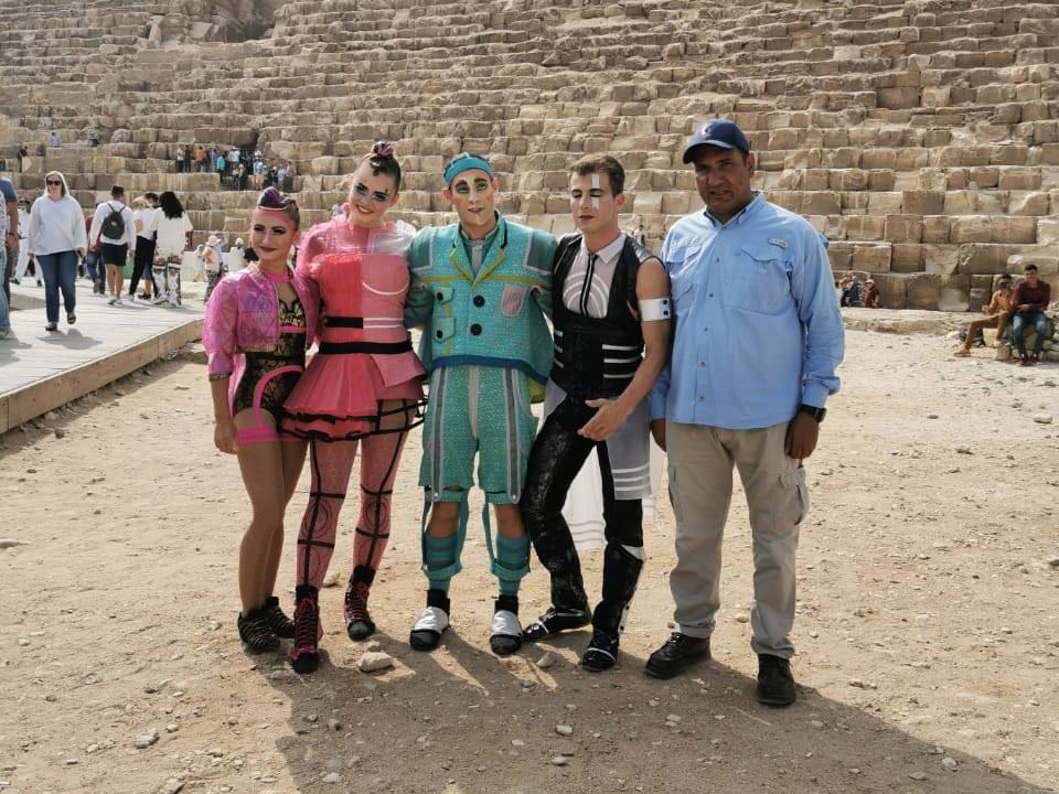 فرقة سيرك دو سولاي العالمية تزور أهرامات الجيزة