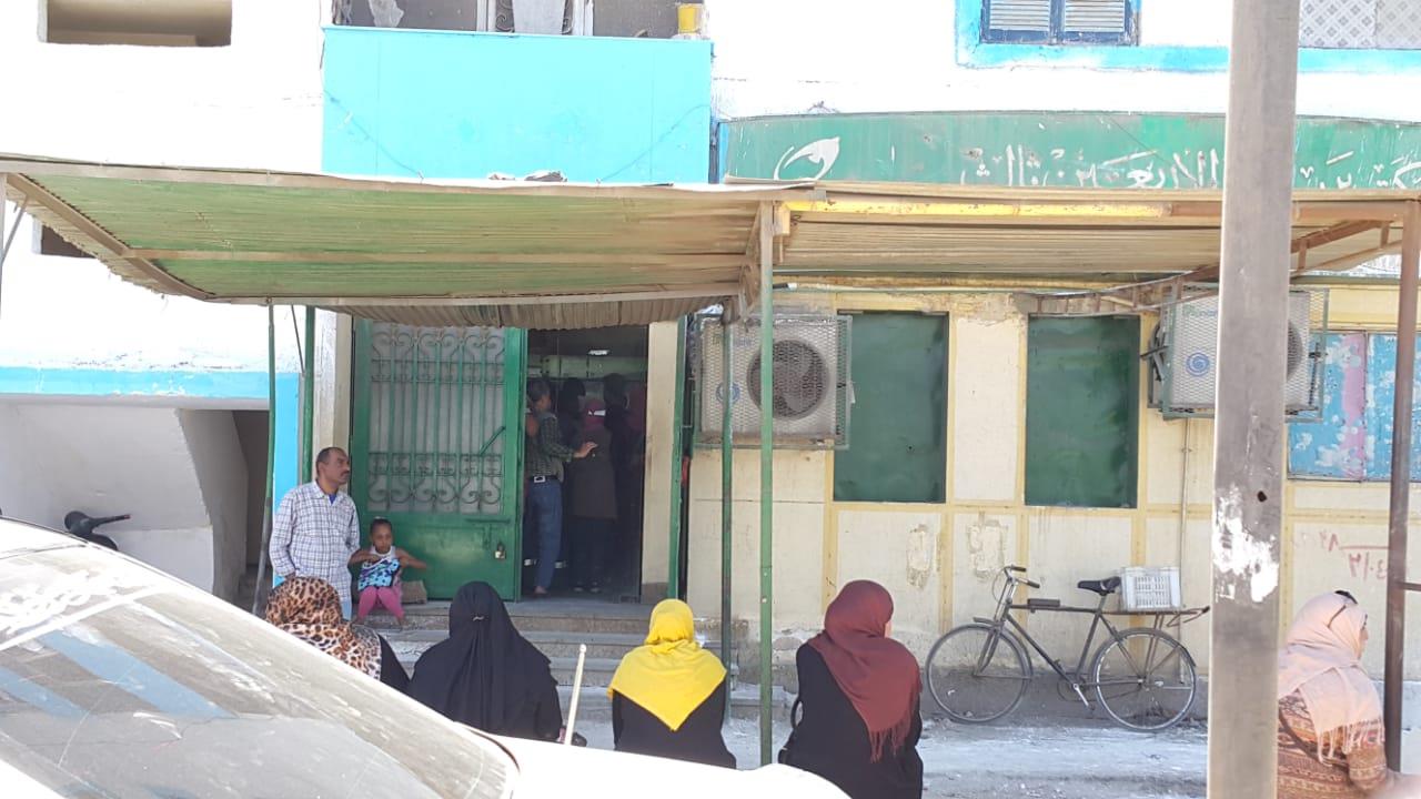 الامهات جلسن خارج احدى مكاتب البريد ينتظرن وصول الشبكة 