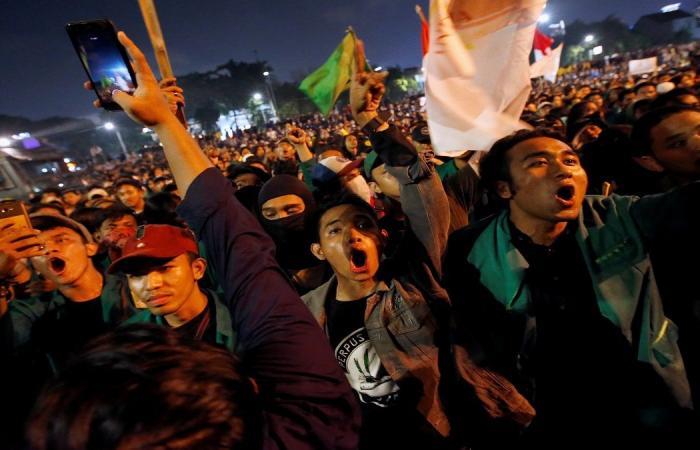 تظاهر الآلاف في إندونيسيا