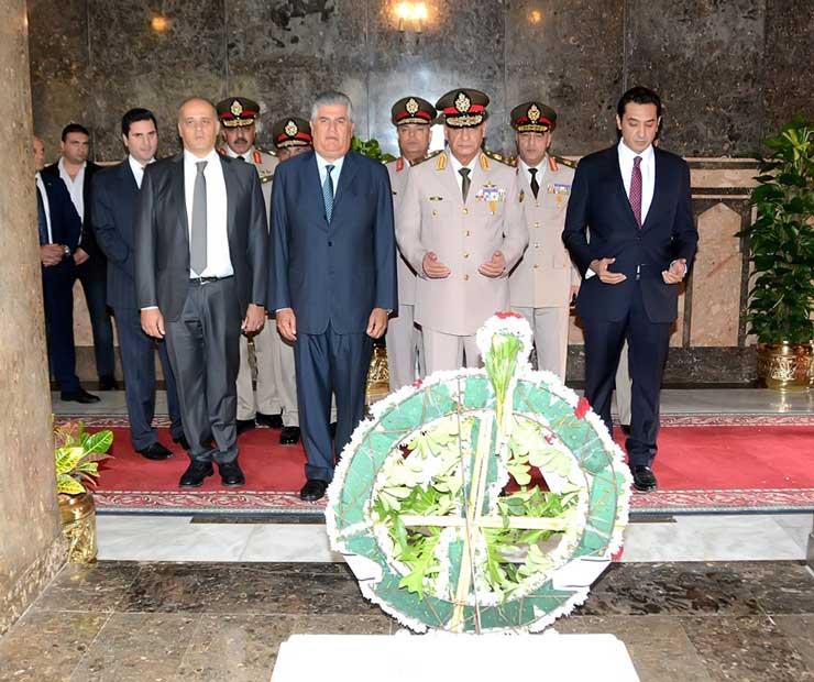 وزير الدفاع يضع إكليل الزهور على قبر الزعيم عبدالن
