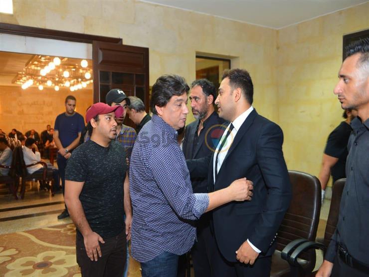 بدء توافد النجوم على عزاء والد الشاعر تامر حسين