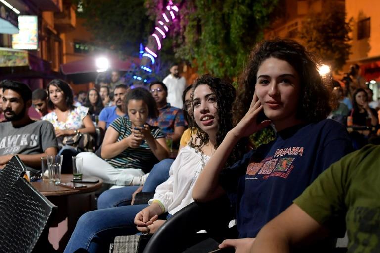شباب تونسيون يشاهدون مناظرة تلفزيونية حول الانتخاب