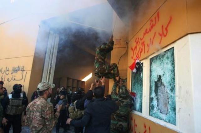 عراقيون مؤيدون لقوات الحشد الشعبي يحاولون اقتحام ا