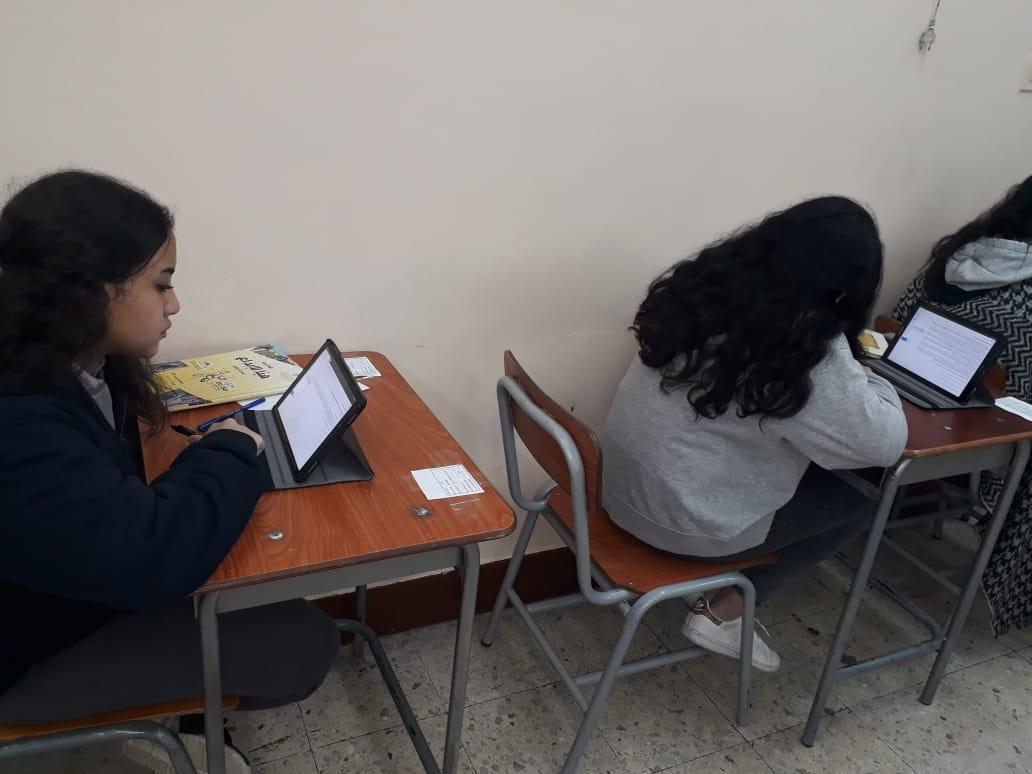 طلاب 2 ثانوي يؤدون امتحان العربي إلكترونيا 