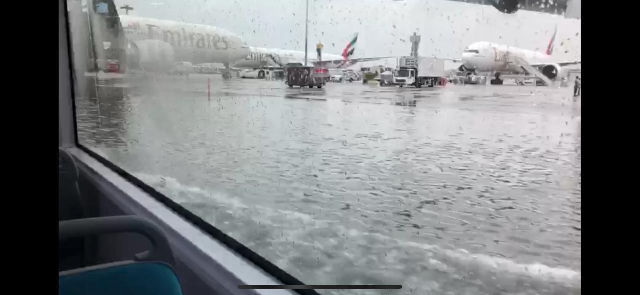 الأمطار تُغرق مطار دُبي