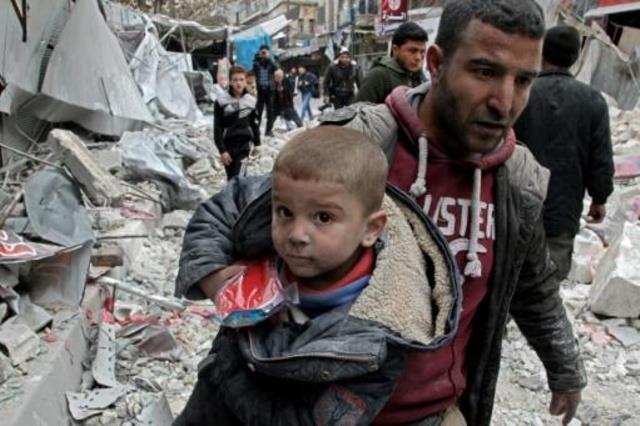 اجلاء طفل سوري بعد غارة للنظام السوري في محافظة اد
