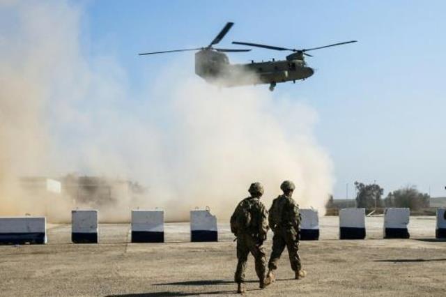 مروحية تحلق فوق جنديين أميركيين في الموصل شمال الع