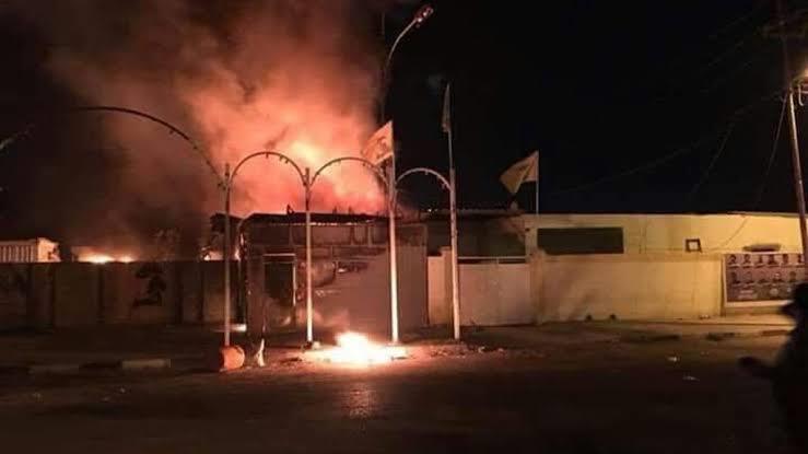 متظاهرون يحرقون مقرا لكتائب حزب الله