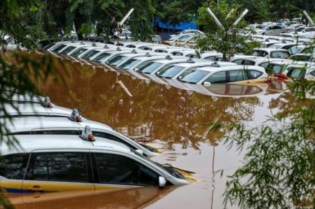 سيارات أجرة غارقة بمياه الفيضانات الناجمة عن الأمط