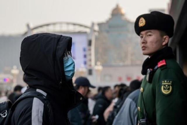 رجل يرتدي قناعاً في بكين