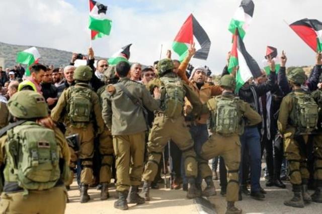 جنود اسرائيليون يحيطون بمتظاهرين فلسطينيين في قرية