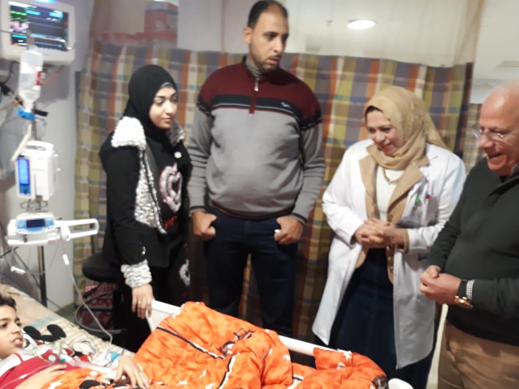 محافظ بورسعيد خلال زيارته للطفل بالمستشفى
