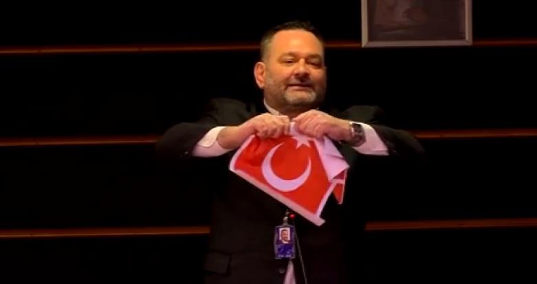 حرق العلم التركي في البرلمان الأوروبي