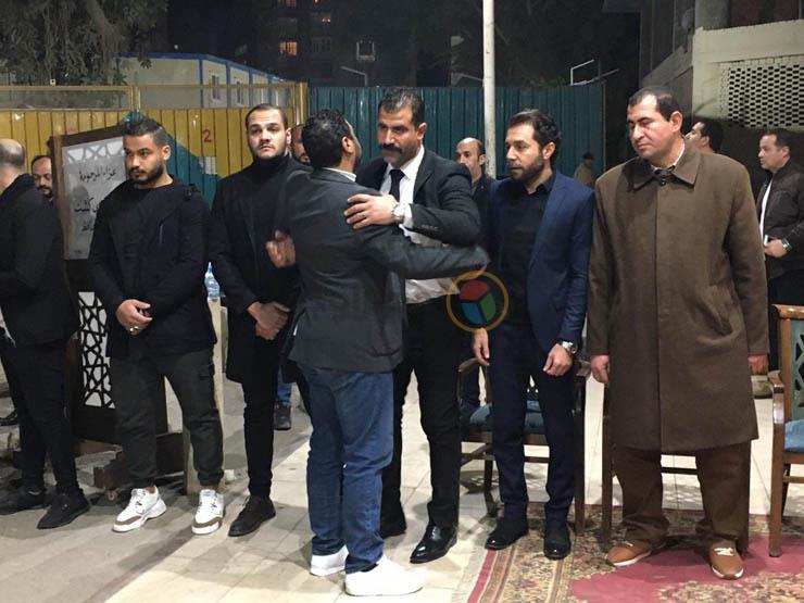 عدد من نجوم الفن يشاركون في عزاء والدة محمود حافظ
