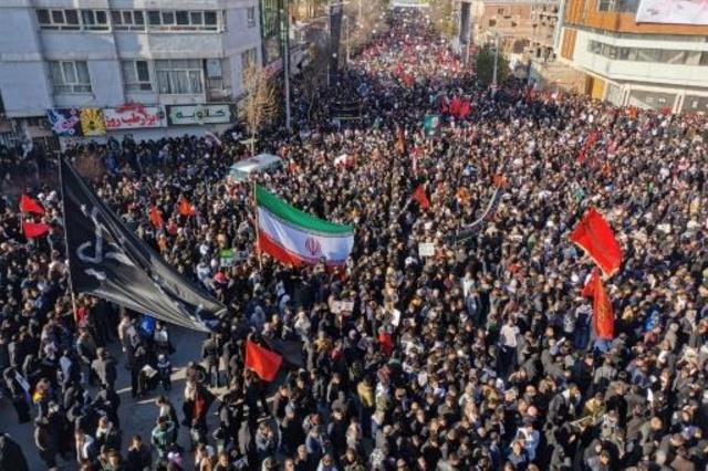 حشد من الإيرانيين المشاركين في مراسم دفن قاسم سليم
