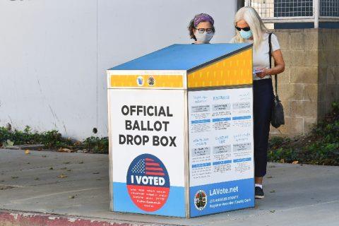   صندوق اقتراع في لوس أنجليس بولاية كاليفورنيا الأ