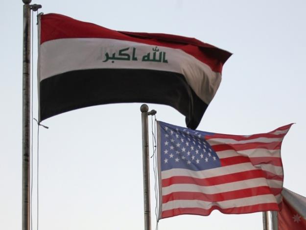 العلمان العراقي والأمريكي أمام فندق في بغداد