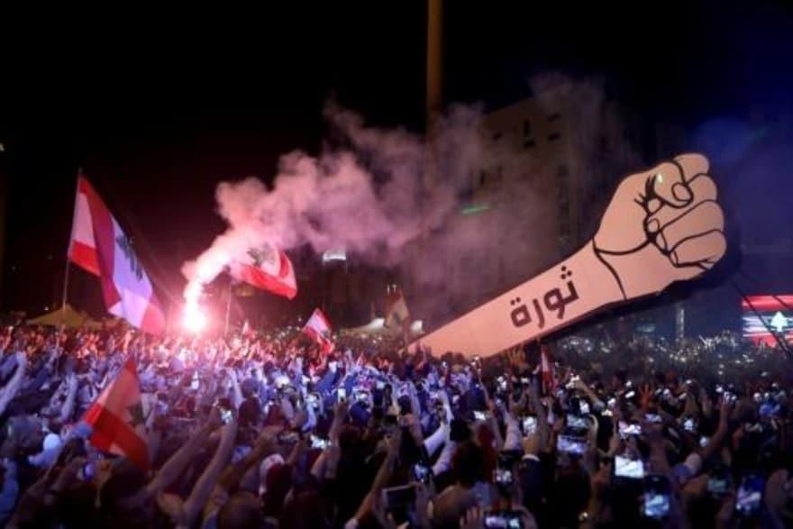  متظاهرون يرفعون في 22 تشرين الثاني/نوفمبر 2019 "ق
