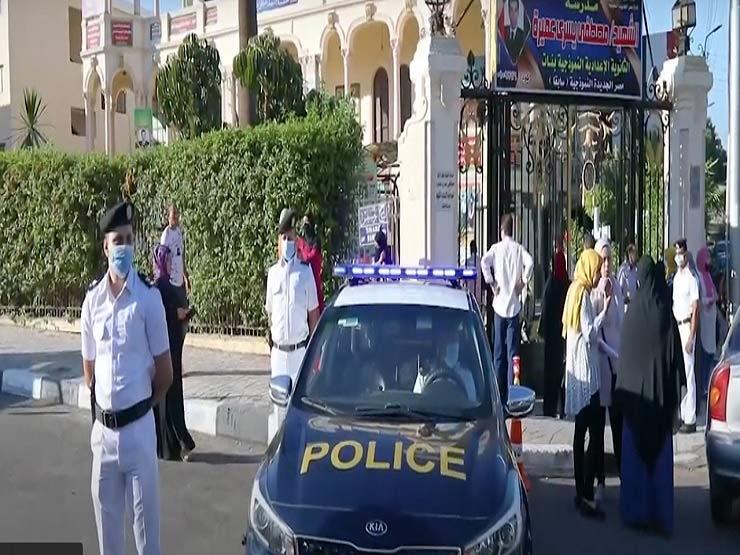 قوات الأمن المصرية من امام احدى المدارس