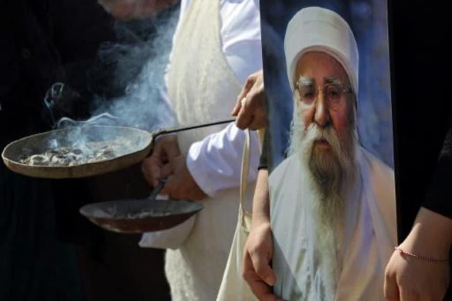 أيزيديون عراقيون يحرقون البخور خلال تشييع بابا شيخ