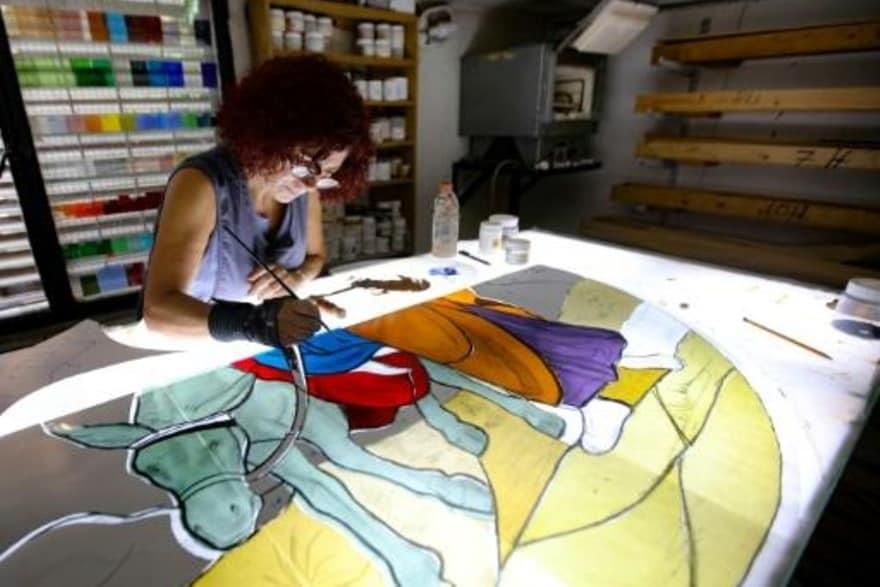 الفنانة اللبنانية مايا حسيني (60 عاما) تضع لمساتها