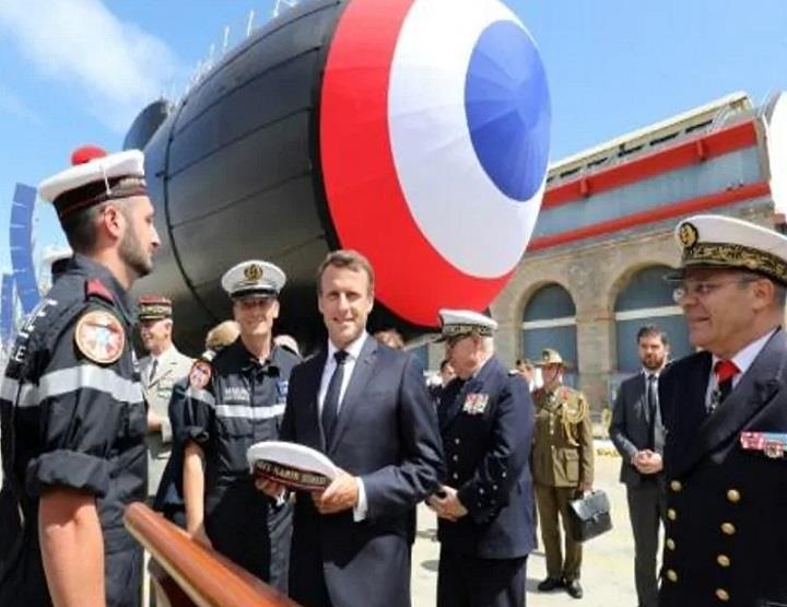   الرئيس الفرنسي ايمانويل ماكرون يلتقي طاقم الغواص