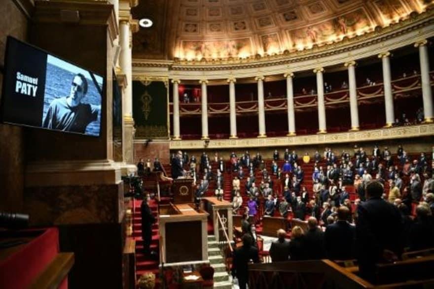  برلمانيون فرنسيون يقفون دقيقة صمت حداداً على المد