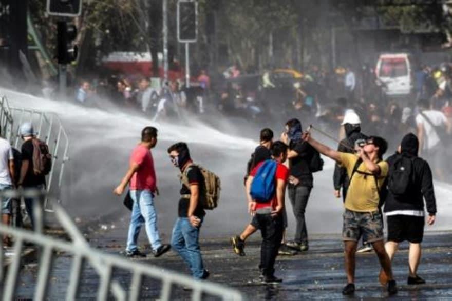 مواجهات بين طلاب تشيلييني وشرطة مكافحة الشغب