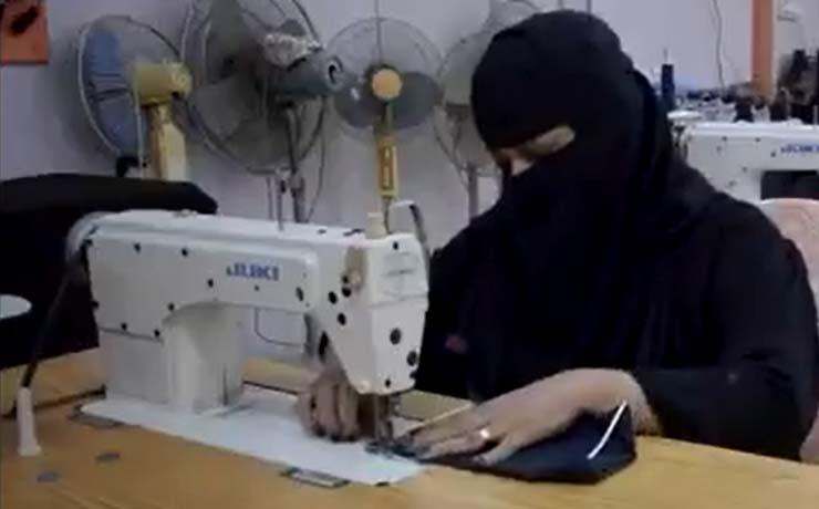 سيدة يمنية تصنعن الكمامات
