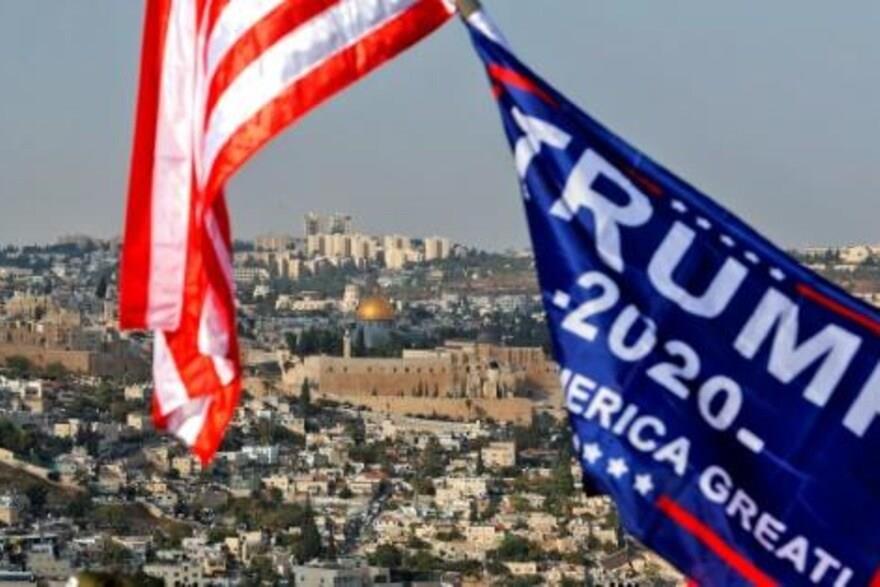 العلم الأميركي وعلم حملة ترامب في القدس