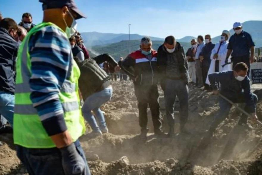 رجال يحفرون قبرا خلال جنازة أحد ضحايا الزلزال الذي