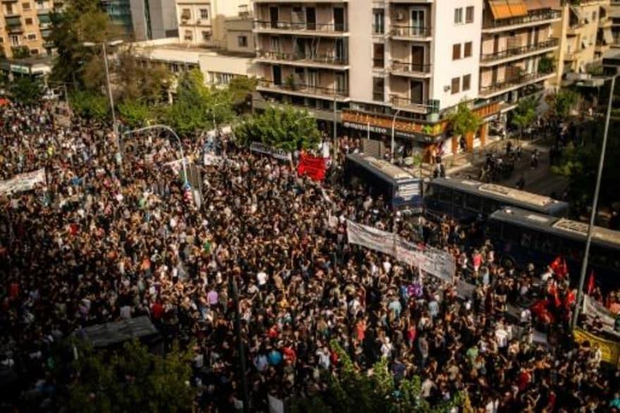   محتجون يهتفون بشعارات مناهضة للفاشية خلال تظاهرة