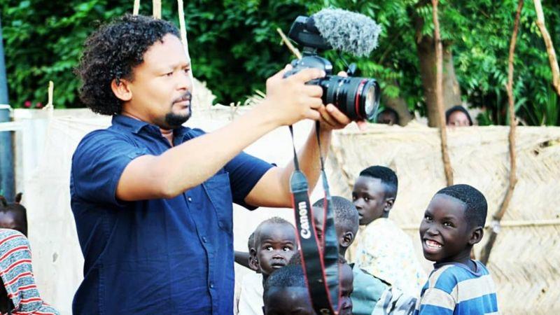 مصعب حسونة شاب سوداني يعمل مخرجا سينمائيا