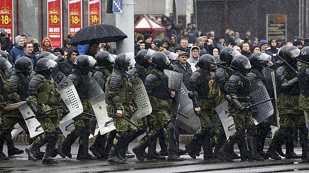 الشرطة البيلاروسية تفرق متظاهرين