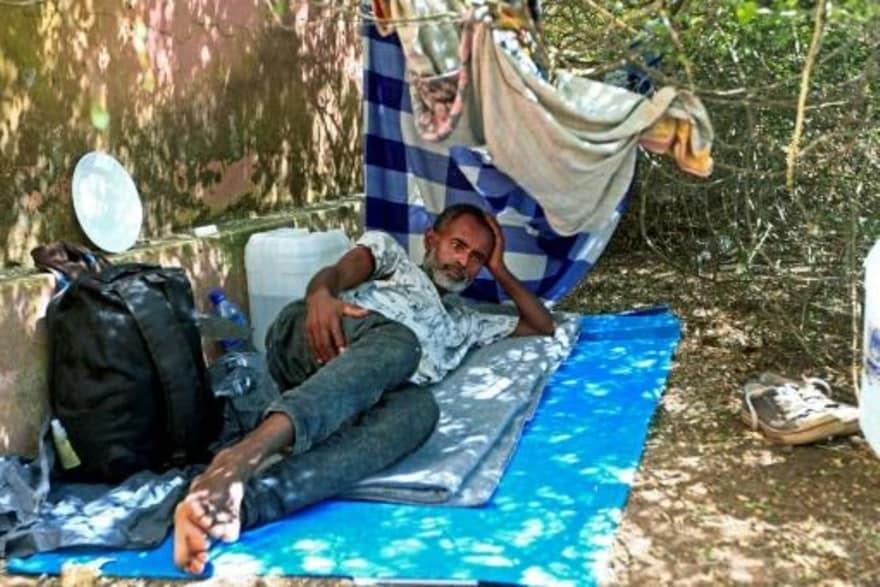  إثيوبي فر من المعارك في بلاده مستلقيا في مخيم أبو