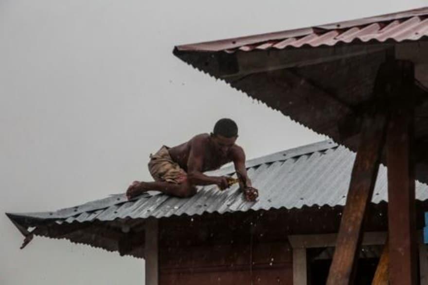 رجل يثبّت سقف منزله في بيلوي في نيكاراغوا