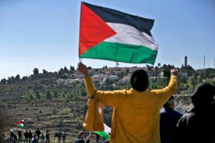  فلسطينيون يحتجون بالقرب من مستوطنة بساغوت المقامة