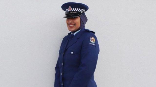 أول شرطية ترتدي الحجاب بشكل رسمي في العمل