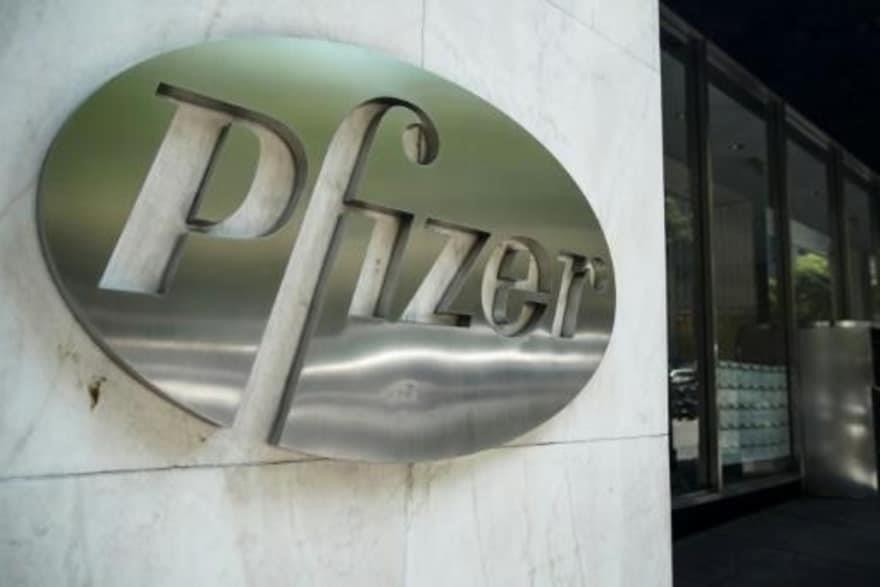  شعار شركة "فايزر" في مانهاتن في نيويورك في 29 تمو