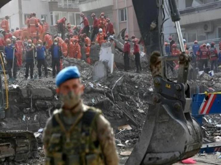 فرق الإنقاذ تبحث عن ضحايا أو ناجين تحت أنقاض مبنى 