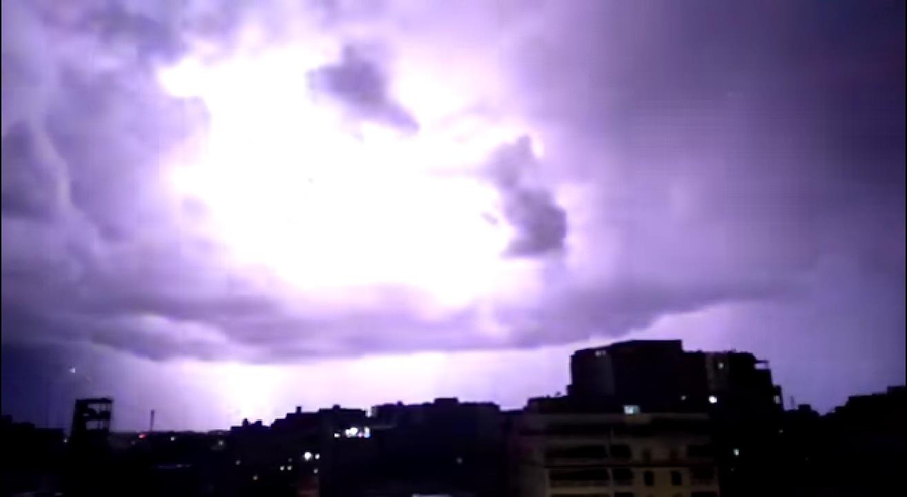 أمطار رعدية وبرق يضيئ سماء الإسكندرية