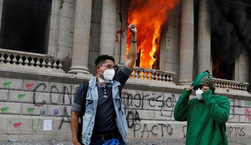 محتجون يضرمون النيران في أجزاء من برلمان غواتيمالا